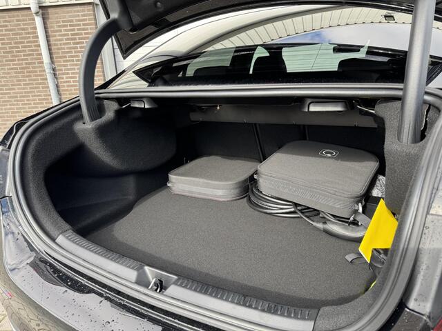 Mercedes-Benz A-KLASSE Limousine 250 e Star Edition AMG Line | Night Pakket | Panoramadak | Dodehoekassistent | MULTIBEAM LED koplampen | Stoelverwarming | Sfeerverlichting | Achteruitrijcamera | Parkeersensoren | Showmodel