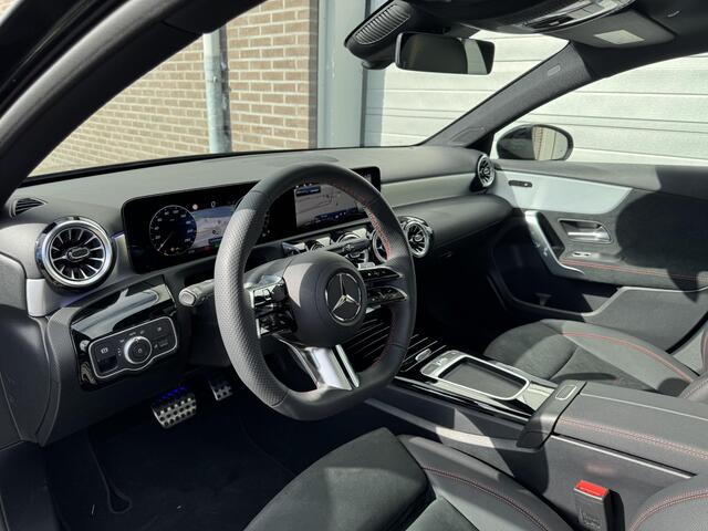 Mercedes-Benz A-KLASSE Limousine 250 e Star Edition AMG Line | Night Pakket | Panoramadak | Dodehoekassistent | MULTIBEAM LED koplampen | Stoelverwarming | Sfeerverlichting | Achteruitrijcamera | Parkeersensoren | Showmodel