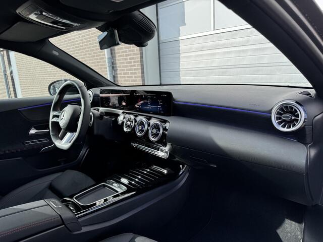 Mercedes-Benz A-KLASSE 250 e Star Edition AMG Line | Night Pakket | Panoramadak | MULTIBEAM LED koplampen | Dodehoekassistent | Sfeerverlichting | Stoelverwarming | Elektrisch inklapbare buitenspiegels | Achteruitrijcamera | Showmodel
