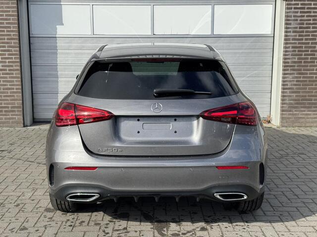 Mercedes-Benz A-KLASSE 250 e Star Edition AMG Line | Night Pakket | Panoramadak | MULTIBEAM LED koplampen | Dodehoekassistent | Sfeerverlichting | Stoelverwarming | Elektrisch inklapbare buitenspiegels | Achteruitrijcamera | Showmodel