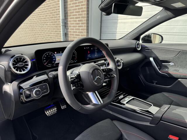 Mercedes-Benz A-KLASSE 250 e Star Edition AMG Line | Night Pakket | Panoramadak | MULTIBEAM LED koplampen | Dodehoekassistent | Sfeerverlichting | Stoelverwarming | Elektrisch inklapbare buitenspiegels | Achteruitrijcamera | Showmodel