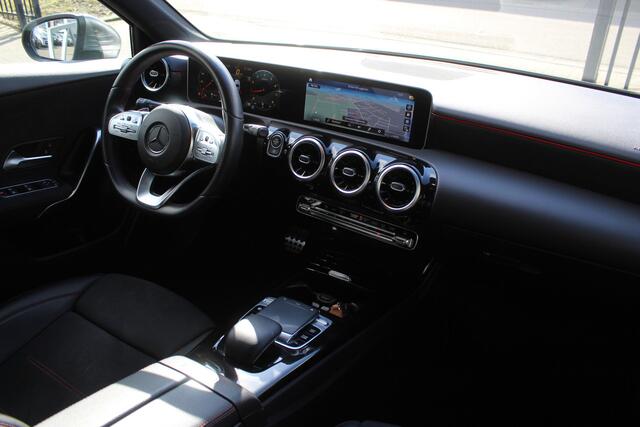 Mercedes-Benz A-KLASSE 200 Launch Edition Premium Plus AUTOMAAT/Navigatie/Climate control/Cruise control/Apple carplay/Achteruitrijcamera/Parkeersensoren/Lane assist/Sportstoelen/Lichtmetalen velgen/LED koplampen.