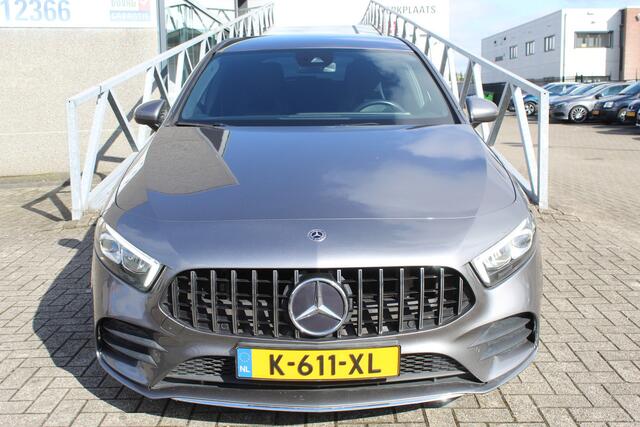 Mercedes-Benz A-KLASSE 200 Launch Edition Premium Plus AUTOMAAT/Navigatie/Climate control/Cruise control/Apple carplay/Achteruitrijcamera/Parkeersensoren/Lane assist/Sportstoelen/Lichtmetalen velgen/LED koplampen.