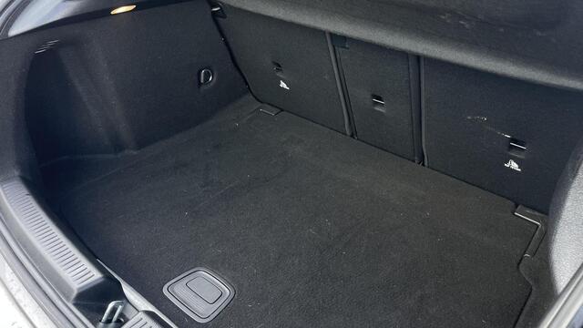 Mercedes-Benz A-KLASSE 220 Launch Edition AMG -Line | Camera Achter | PDC | Dab | NAVI | Trekhaak! |