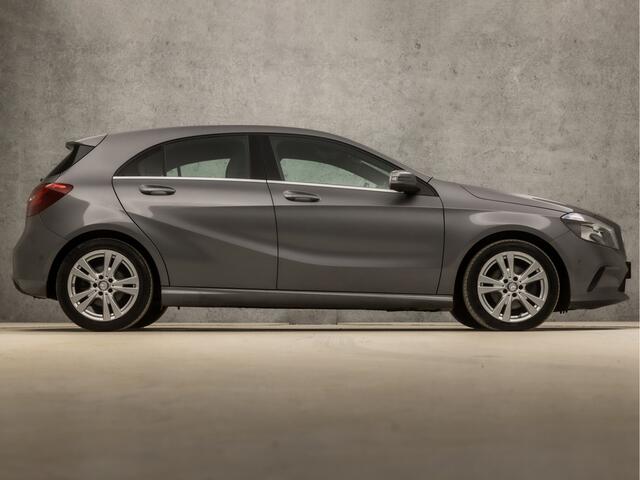 Mercedes-Benz A-KLASSE 200 Sport 157Pk Automaat (NAVIGATIE, CAMERA, LEDER, STOELVERWARMING, SPORTSTOELEN, PARKEERSENSOREN, CRUISE, ZWART HEMEL, NIEUWE APK, NIEUWSTAAT)