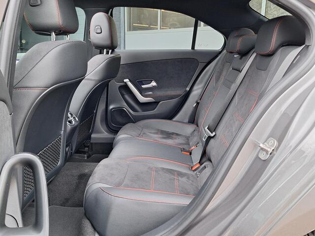 Mercedes-Benz A-KLASSE Limousine 180 Star Edition AMG Line | Night Pakket | Winter Pakket | Panoramadak | Dodehoekassistent | MULTIBEAM LED koplampen | Stoelverwarming | Stuurverwarming | Sfeerverlichting | Achteruitrijcamera | Showmodel
