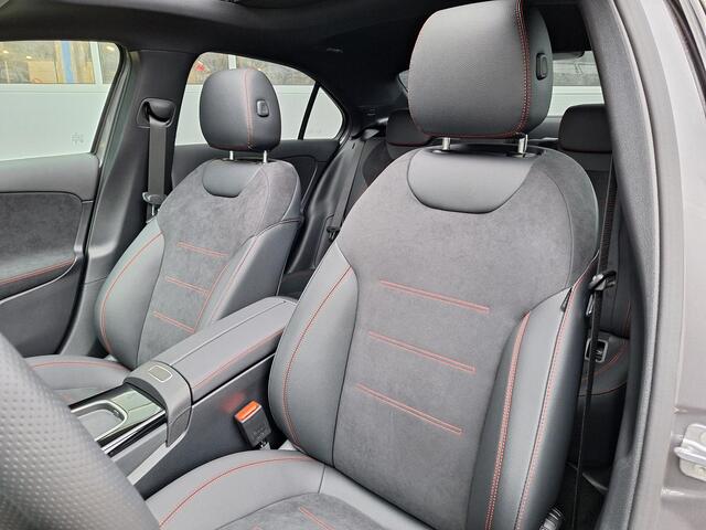 Mercedes-Benz A-KLASSE Limousine 180 Star Edition AMG Line | Night Pakket | Winter Pakket | Panoramadak | Dodehoekassistent | MULTIBEAM LED koplampen | Stoelverwarming | Stuurverwarming | Sfeerverlichting | Achteruitrijcamera | Showmodel