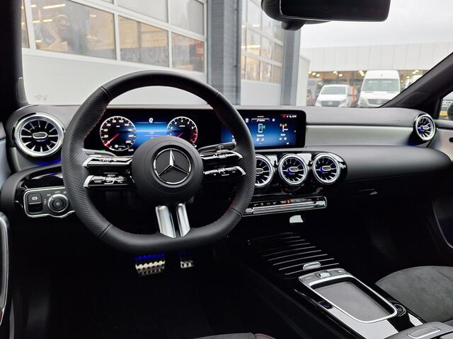 Mercedes-Benz A-KLASSE Limousine 180 Star Edition AMG Line | Night Pakket | Winter Pakket | Panoramadak | Dodehoekassistent | MULTIBEAM LED koplampen | Stoelverwarming | Stuurverwarming | Sfeerverlichting | Achteruitrijcamera | Showmodel