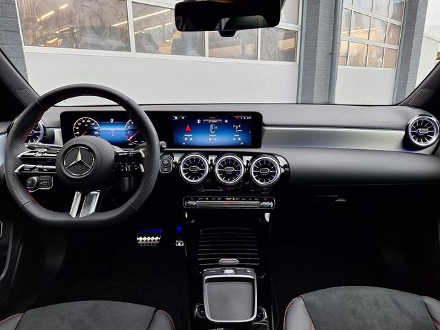 Mercedes-Benz A-KLASSE Limousine 180 Star Edition AMG Line | Night Pakket | Winter Pakket | Panoramadak | Dodehoekassistent | MULTIBEAM LED koplampen | Stoelverwarming | Stuurverwarming | Sfeerverlichting | Achteruitrijcamera | Showmodel