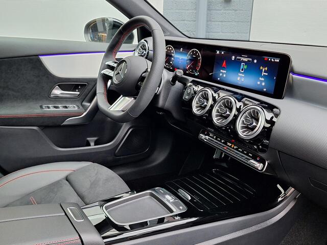 Mercedes-Benz A-KLASSE Limousine 180 Star Edition AMG Line | Night Pakket | Winter Pakket | Panoramadak | Dodehoekassistent | MULTIBEAM LED koplampen | Stoelverwarming | Stuurverwarming | Sfeerverlichting | Achteruitrijcamera | Showmodel