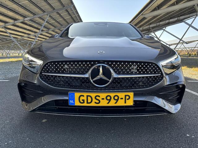 Mercedes-Benz A-KLASSE 180 AMG Line | Panoramadak | Multibeam LED | Sfeervelichting | Stoelverwarming | Parkeercamera |