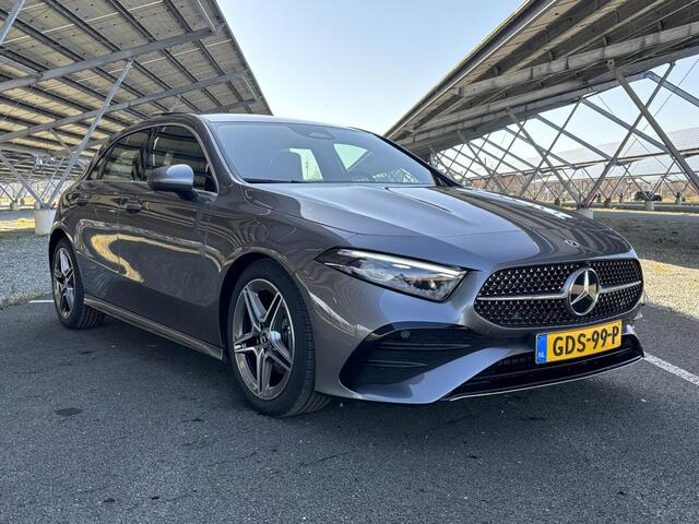 Mercedes-Benz A-KLASSE 180 AMG Line | Panoramadak | Multibeam LED | Sfeervelichting | Stoelverwarming | Parkeercamera |
