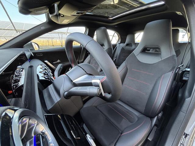Mercedes-Benz A-KLASSE 180 AMG Line | Panoramadak | Multibeam LED | Sfeervelichting | Stoelverwarming | Parkeercamera |