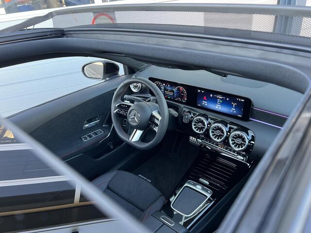 Mercedes-Benz A-KLASSE Limousine 250 e AMG Line | Premium Pakket | Night Pakket | Panoramadak | Multibeam LED Koplampen | Dodehoekassistent | Advanced Sound System | Apple CarPlay | Android Auto | Sfeerverlichting | Stoelverwarming | Achteruitrijcamera | Showmodel