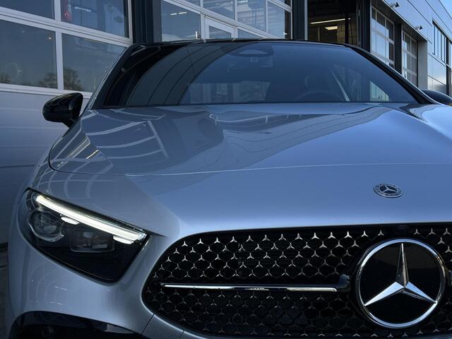 Mercedes-Benz A-KLASSE Limousine 250 e AMG Line | Premium Pakket | Night Pakket | Panoramadak | Multibeam LED Koplampen | Dodehoekassistent | Advanced Sound System | Apple CarPlay | Android Auto | Sfeerverlichting | Stoelverwarming | Achteruitrijcamera | Showmodel