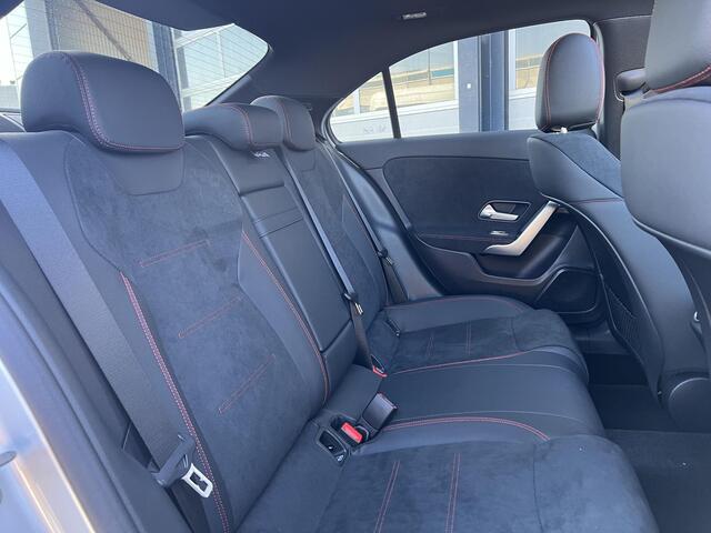 Mercedes-Benz A-KLASSE Limousine 250 e AMG Line | Premium Pakket | Night Pakket | Panoramadak | Multibeam LED Koplampen | Dodehoekassistent | Advanced Sound System | Apple CarPlay | Android Auto | Sfeerverlichting | Stoelverwarming | Achteruitrijcamera | Showmodel