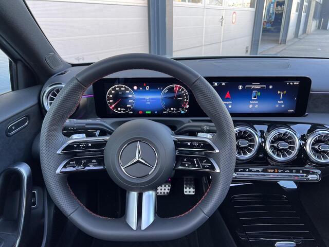 Mercedes-Benz A-KLASSE Limousine 250 e AMG Line | Premium Pakket | Night Pakket | Panoramadak | Multibeam LED Koplampen | Dodehoekassistent | Advanced Sound System | Apple CarPlay | Android Auto | Sfeerverlichting | Stoelverwarming | Achteruitrijcamera | Showmodel