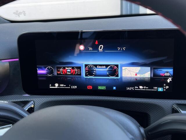 Mercedes-Benz A-KLASSE Limousine 250 e AMG Line | Premium Pakket | Night Pakket | Panoramadak | Multibeam LED Koplampen | Dodehoekassistent | Advanced Sound System | Apple CarPlay | Android Auto | Sfeerverlichting | Stoelverwarming | Achteruitrijcamera | Showmodel