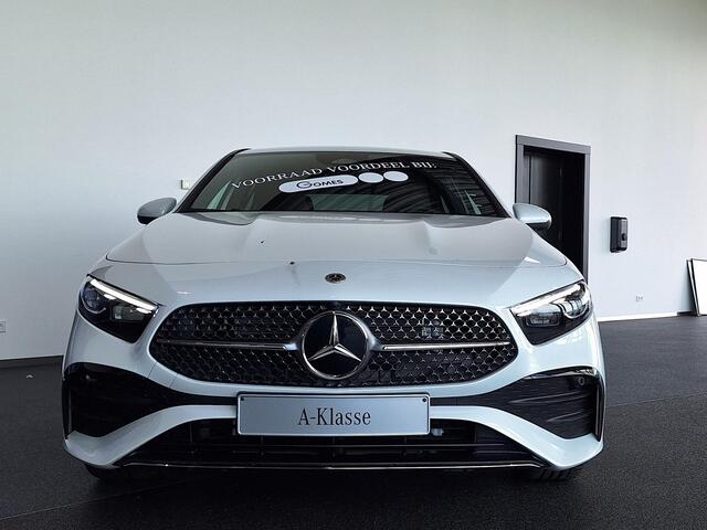 Mercedes-Benz A-KLASSE 250 e AMG Line | Bekleding Bruin | Premium Pakket | MULTIBEAM LED Koplampen | Dodehoekassistent | Sierdelen Lindehout Zwart | Advanced Sound System | Sfeerverlichting | Stoelverwarming | Elektrisch Inklapbare Buitenspiegels | Showmodel
