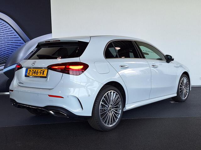 Mercedes-Benz A-KLASSE 250 e AMG Line | Bekleding Bruin | Premium Pakket | MULTIBEAM LED Koplampen | Dodehoekassistent | Sierdelen Lindehout Zwart | Advanced Sound System | Sfeerverlichting | Stoelverwarming | Elektrisch Inklapbare Buitenspiegels | Showmodel