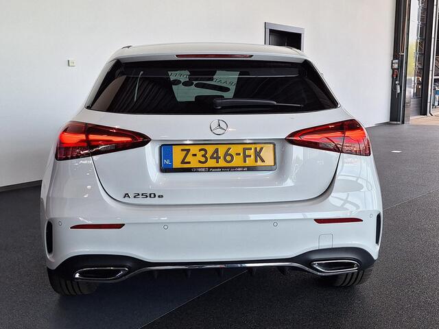 Mercedes-Benz A-KLASSE 250 e AMG Line | Bekleding Bruin | Premium Pakket | MULTIBEAM LED Koplampen | Dodehoekassistent | Sierdelen Lindehout Zwart | Advanced Sound System | Sfeerverlichting | Stoelverwarming | Elektrisch Inklapbare Buitenspiegels | Showmodel