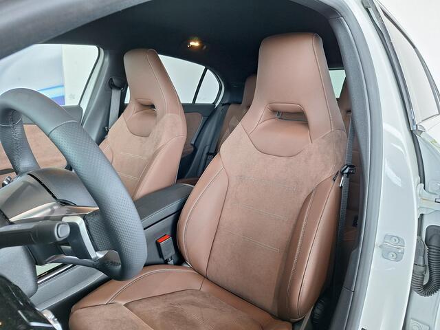 Mercedes-Benz A-KLASSE 250 e AMG Line | Bekleding Bruin | Premium Pakket | MULTIBEAM LED Koplampen | Dodehoekassistent | Sierdelen Lindehout Zwart | Advanced Sound System | Sfeerverlichting | Stoelverwarming | Elektrisch Inklapbare Buitenspiegels | Showmodel