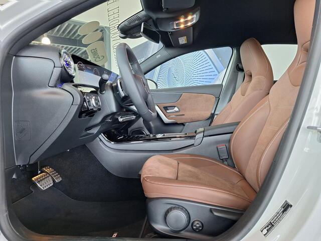 Mercedes-Benz A-KLASSE 250 e AMG Line | Bekleding Bruin | Premium Pakket | MULTIBEAM LED Koplampen | Dodehoekassistent | Sierdelen Lindehout Zwart | Advanced Sound System | Sfeerverlichting | Stoelverwarming | Elektrisch Inklapbare Buitenspiegels | Showmodel