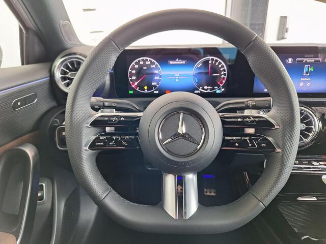 Mercedes-Benz A-KLASSE 250 e AMG Line | Bekleding Bruin | Premium Pakket | MULTIBEAM LED Koplampen | Dodehoekassistent | Sierdelen Lindehout Zwart | Advanced Sound System | Sfeerverlichting | Stoelverwarming | Elektrisch Inklapbare Buitenspiegels | Showmodel