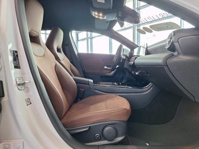 Mercedes-Benz A-KLASSE 250 e AMG Line | Bekleding Bruin | Premium Pakket | MULTIBEAM LED Koplampen | Dodehoekassistent | Sierdelen Lindehout Zwart | Advanced Sound System | Sfeerverlichting | Stoelverwarming | Elektrisch Inklapbare Buitenspiegels | Showmodel