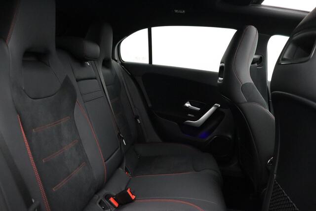 Mercedes-Benz A-KLASSE 250 e AMG | Panoramadak | Mercedes-Benz A 250 e AMG Line | Panoramadak | Dodehoekassistent | Privacy Glas Achter | Sfeerverlichting | Stoelverwarming | Parkeersensoren | Achteruitrijcamera | Elektrisch Inklapbare Buitenspiegels | Showmodel