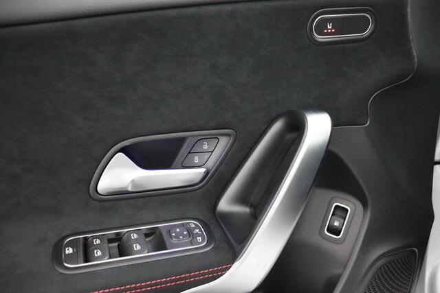 Mercedes-Benz A-KLASSE 250 e AMG | Panoramadak | Mercedes-Benz A 250 e AMG Line | Panoramadak | Dodehoekassistent | Privacy Glas Achter | Sfeerverlichting | Stoelverwarming | Parkeersensoren | Achteruitrijcamera | Elektrisch Inklapbare Buitenspiegels | Showmodel