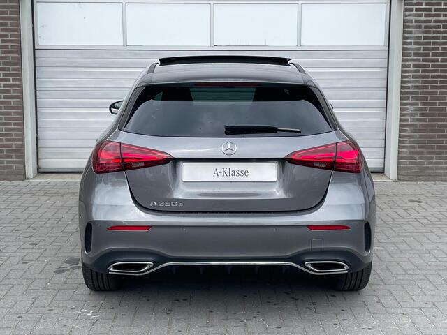 Mercedes-Benz A-KLASSE 250 e AMG | Panoramadak | Mercedes-Benz A 250 e AMG Line | Panoramadak | Dodehoekassistent | Privacy Glas Achter | Sfeerverlichting | Stoelverwarming | Parkeersensoren | Achteruitrijcamera | Elektrisch Inklapbare Buitenspiegels | Showmodel