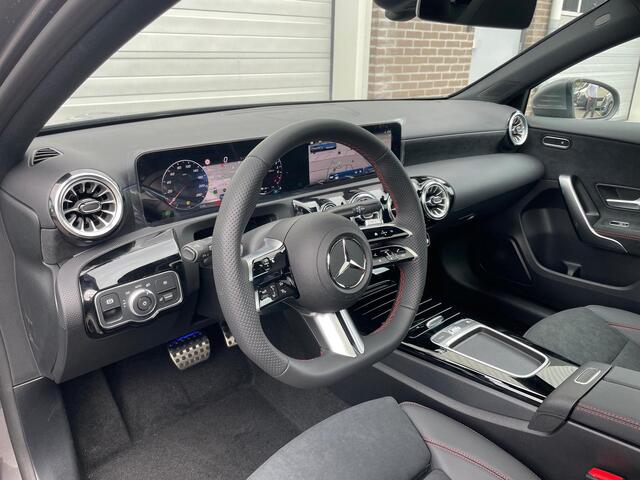 Mercedes-Benz A-KLASSE 250 e AMG | Panoramadak | Mercedes-Benz A 250 e AMG Line | Panoramadak | Dodehoekassistent | Privacy Glas Achter | Sfeerverlichting | Stoelverwarming | Parkeersensoren | Achteruitrijcamera | Elektrisch Inklapbare Buitenspiegels | Showmodel
