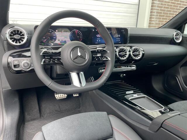 Mercedes-Benz A-KLASSE 250 e AMG | Panoramadak | Mercedes-Benz A 250 e AMG Line | Panoramadak | Dodehoekassistent | Privacy Glas Achter | Sfeerverlichting | Stoelverwarming | Parkeersensoren | Achteruitrijcamera | Elektrisch Inklapbare Buitenspiegels | Showmodel