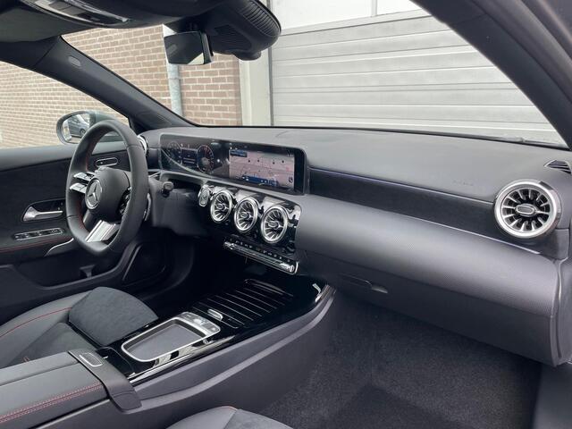 Mercedes-Benz A-KLASSE 250 e AMG | Panoramadak | Mercedes-Benz A 250 e AMG Line | Panoramadak | Dodehoekassistent | Privacy Glas Achter | Sfeerverlichting | Stoelverwarming | Parkeersensoren | Achteruitrijcamera | Elektrisch Inklapbare Buitenspiegels | Showmodel