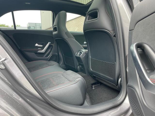 Mercedes-Benz A-KLASSE 250 e AMG | Panoramadak | Mercedes-Benz A 250 e AMG Line | Panoramadak | Dodehoekassistent | Privacy Glas Achter | Sfeerverlichting | Stoelverwarming | Parkeersensoren | Achteruitrijcamera | Elektrisch Inklapbare Buitenspiegels | Showmodel
