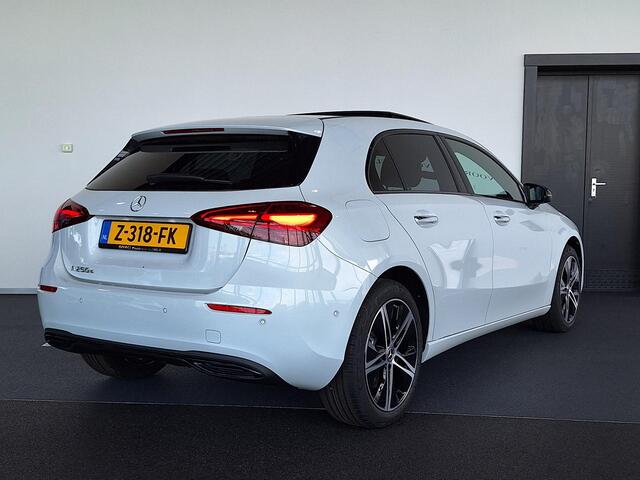 Mercedes-Benz A-KLASSE 250 e | Panoramadak Mercedes-Benz A 250 e Luxury Line | Night Pakket | Panoramadak | Dodehoekassistent | MULTIBEAM LED Koplampen | Sfeerverlichting | Stoelverwarming | Achteruitrijcamera | Parkeersensoren | Elektrisch inklapbare buitenspiegels | Showmodel