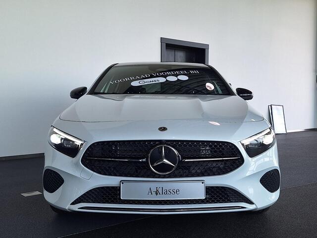 Mercedes-Benz A-KLASSE 250 e | Panoramadak Mercedes-Benz A 250 e Luxury Line | Night Pakket | Panoramadak | Dodehoekassistent | MULTIBEAM LED Koplampen | Sfeerverlichting | Stoelverwarming | Achteruitrijcamera | Parkeersensoren | Elektrisch inklapbare buitenspiegels | Showmodel