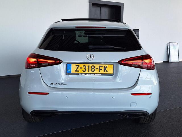 Mercedes-Benz A-KLASSE 250 e | Panoramadak Mercedes-Benz A 250 e Luxury Line | Night Pakket | Panoramadak | Dodehoekassistent | MULTIBEAM LED Koplampen | Sfeerverlichting | Stoelverwarming | Achteruitrijcamera | Parkeersensoren | Elektrisch inklapbare buitenspiegels | Showmodel