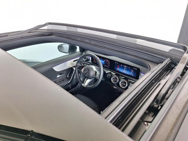 Mercedes-Benz A-KLASSE 250 e | Panoramadak Mercedes-Benz A 250 e Luxury Line | Night Pakket | Panoramadak | Dodehoekassistent | MULTIBEAM LED Koplampen | Sfeerverlichting | Stoelverwarming | Achteruitrijcamera | Parkeersensoren | Elektrisch inklapbare buitenspiegels | Showmodel