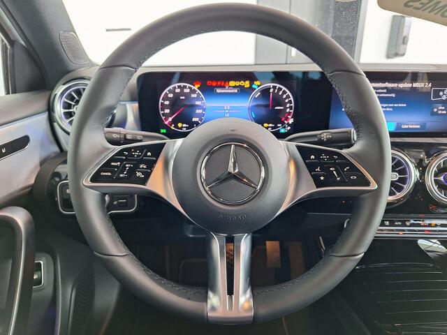 Mercedes-Benz A-KLASSE 250 e | Panoramadak Mercedes-Benz A 250 e Luxury Line | Night Pakket | Panoramadak | Dodehoekassistent | MULTIBEAM LED Koplampen | Sfeerverlichting | Stoelverwarming | Achteruitrijcamera | Parkeersensoren | Elektrisch inklapbare buitenspiegels | Showmodel
