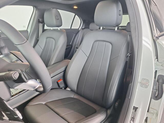 Mercedes-Benz A-KLASSE 250 e | Panoramadak Mercedes-Benz A 250 e Luxury Line | Night Pakket | Panoramadak | Dodehoekassistent | MULTIBEAM LED Koplampen | Sfeerverlichting | Stoelverwarming | Achteruitrijcamera | Parkeersensoren | Elektrisch inklapbare buitenspiegels | Showmodel