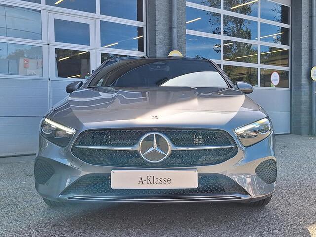 Mercedes-Benz A-KLASSE 250 e | Panoramadak Mercedes-Benz A 250 e Luxury Line | Panoramadak | MULTIBEAM LED Koplampen | Dodehoekassistent | Apple CarPlay | Android Auto | Privacy Glas Achter | Sfeerverlichting | Stoelverwarming | Achteruitrijcamera | Showmodel SALE