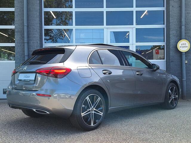 Mercedes-Benz A-KLASSE 250 e | Panoramadak Mercedes-Benz A 250 e Luxury Line | Panoramadak | MULTIBEAM LED Koplampen | Dodehoekassistent | Apple CarPlay | Android Auto | Privacy Glas Achter | Sfeerverlichting | Stoelverwarming | Achteruitrijcamera | Showmodel SALE