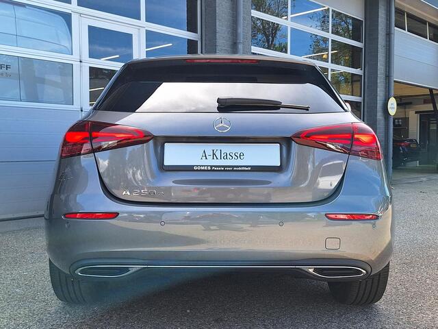 Mercedes-Benz A-KLASSE 250 e | Panoramadak Mercedes-Benz A 250 e Luxury Line | Panoramadak | MULTIBEAM LED Koplampen | Dodehoekassistent | Apple CarPlay | Android Auto | Privacy Glas Achter | Sfeerverlichting | Stoelverwarming | Achteruitrijcamera | Showmodel SALE