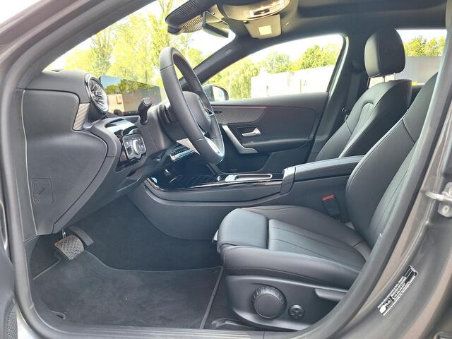 Mercedes-Benz A-KLASSE 250 e | Panoramadak Mercedes-Benz A 250 e Luxury Line | Panoramadak | MULTIBEAM LED Koplampen | Dodehoekassistent | Apple CarPlay | Android Auto | Privacy Glas Achter | Sfeerverlichting | Stoelverwarming | Achteruitrijcamera | Showmodel SALE