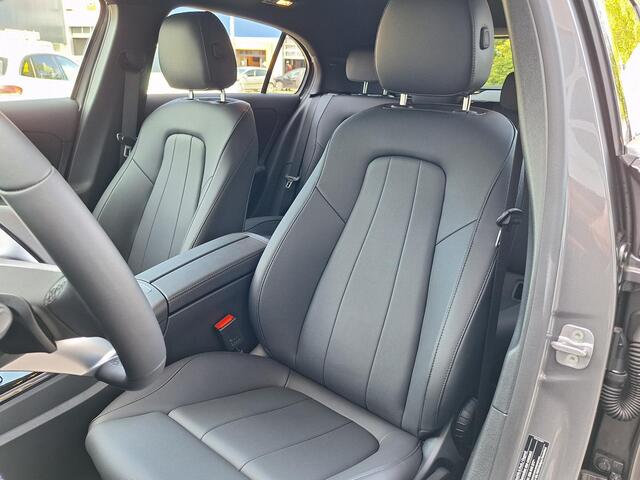 Mercedes-Benz A-KLASSE 250 e | Panoramadak Mercedes-Benz A 250 e Luxury Line | Panoramadak | MULTIBEAM LED Koplampen | Dodehoekassistent | Apple CarPlay | Android Auto | Privacy Glas Achter | Sfeerverlichting | Stoelverwarming | Achteruitrijcamera | Showmodel SALE
