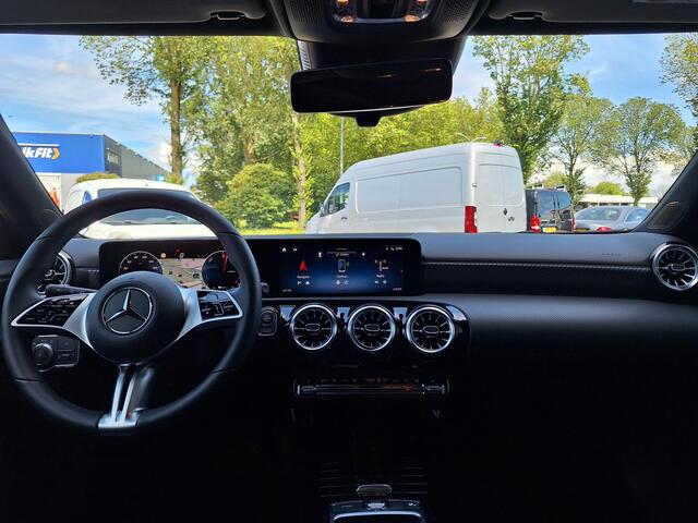 Mercedes-Benz A-KLASSE 250 e | Panoramadak Mercedes-Benz A 250 e Luxury Line | Panoramadak | MULTIBEAM LED Koplampen | Dodehoekassistent | Apple CarPlay | Android Auto | Privacy Glas Achter | Sfeerverlichting | Stoelverwarming | Achteruitrijcamera | Showmodel SALE