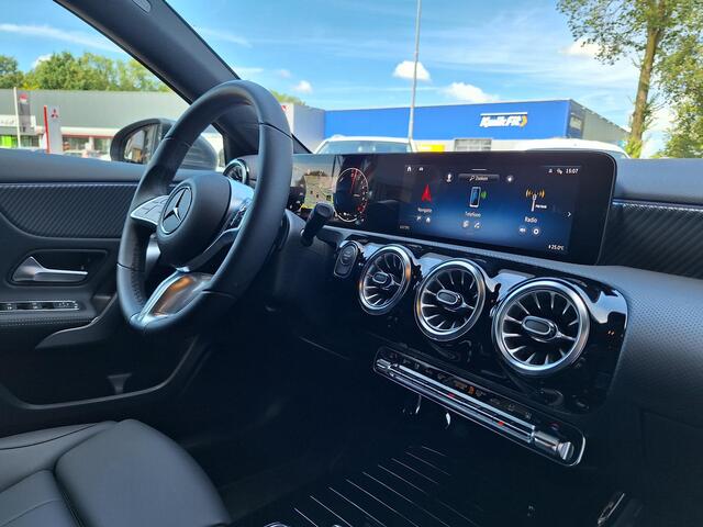 Mercedes-Benz A-KLASSE 250 e | Panoramadak Mercedes-Benz A 250 e Luxury Line | Panoramadak | MULTIBEAM LED Koplampen | Dodehoekassistent | Apple CarPlay | Android Auto | Privacy Glas Achter | Sfeerverlichting | Stoelverwarming | Achteruitrijcamera | Showmodel SALE