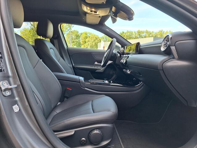 Mercedes-Benz A-KLASSE 250 e | Panoramadak Mercedes-Benz A 250 e Luxury Line | Panoramadak | MULTIBEAM LED Koplampen | Dodehoekassistent | Apple CarPlay | Android Auto | Privacy Glas Achter | Sfeerverlichting | Stoelverwarming | Achteruitrijcamera | Showmodel SALE